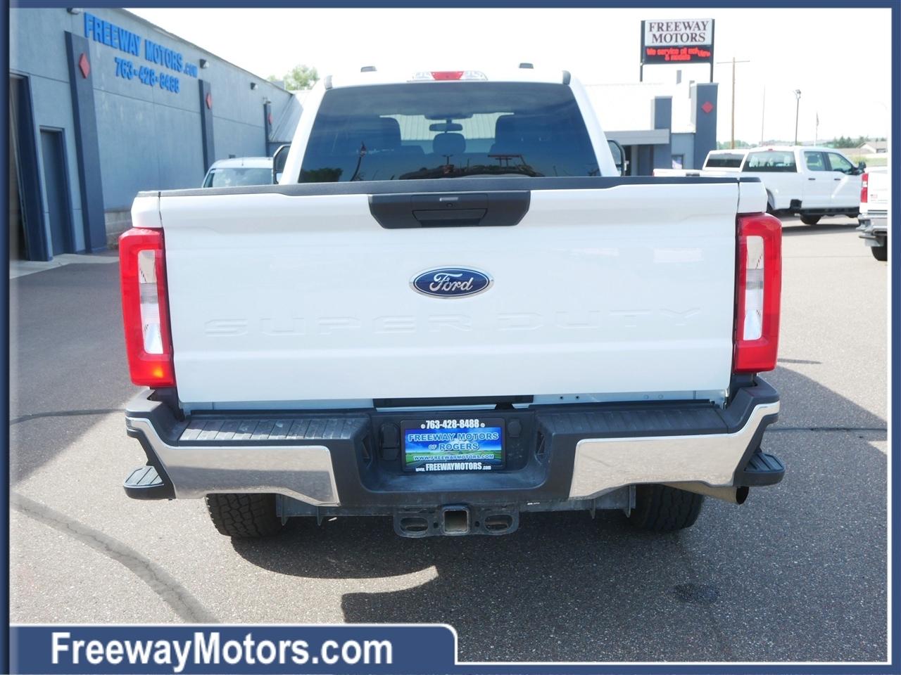 Ford Super Duty F-350 SRW XLT 4WD Crew Cab 8' Box 2024