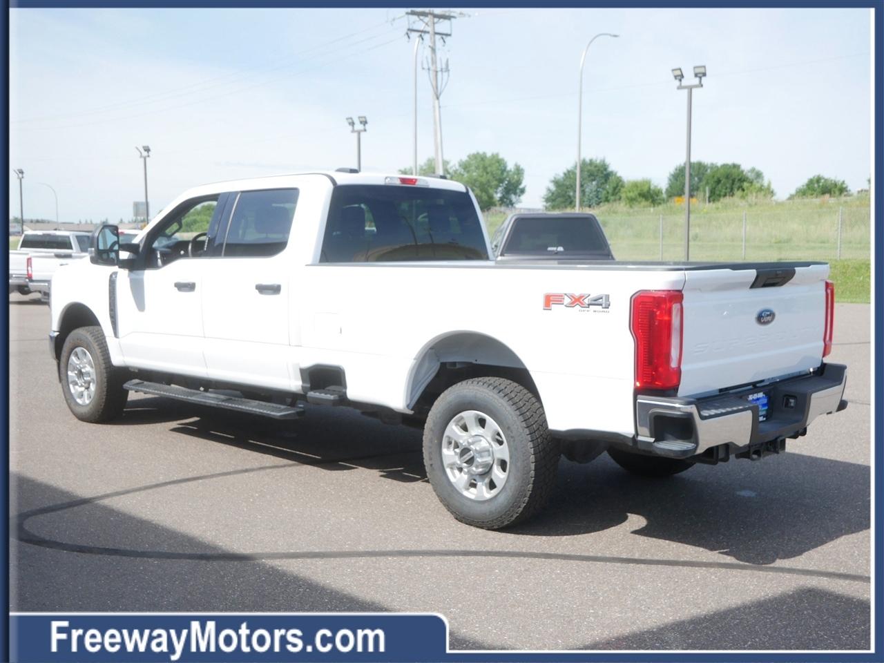 Ford Super Duty F-350 SRW XLT 4WD Crew Cab 8' Box 2024