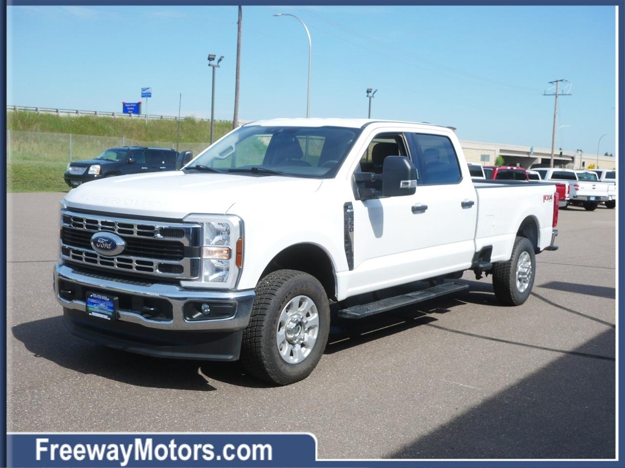 Ford Super Duty F-350 SRW XLT 4WD Crew Cab 8' Box 2024