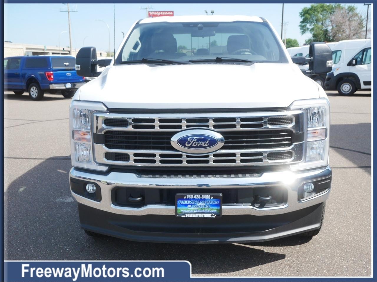 Ford Super Duty F-350 SRW XLT 4WD Crew Cab 8' Box 2024