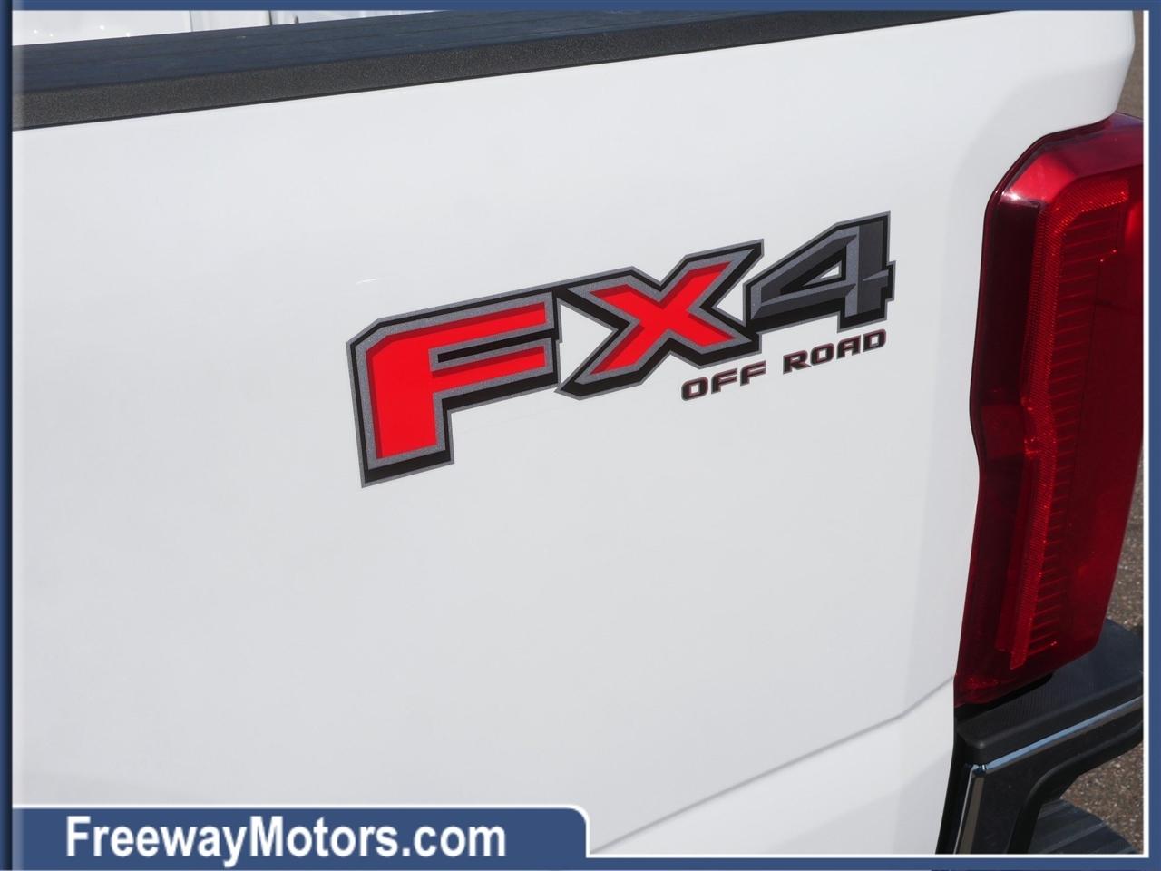 Ford Super Duty F-350 SRW XLT 4WD Crew Cab 8' Box 2024