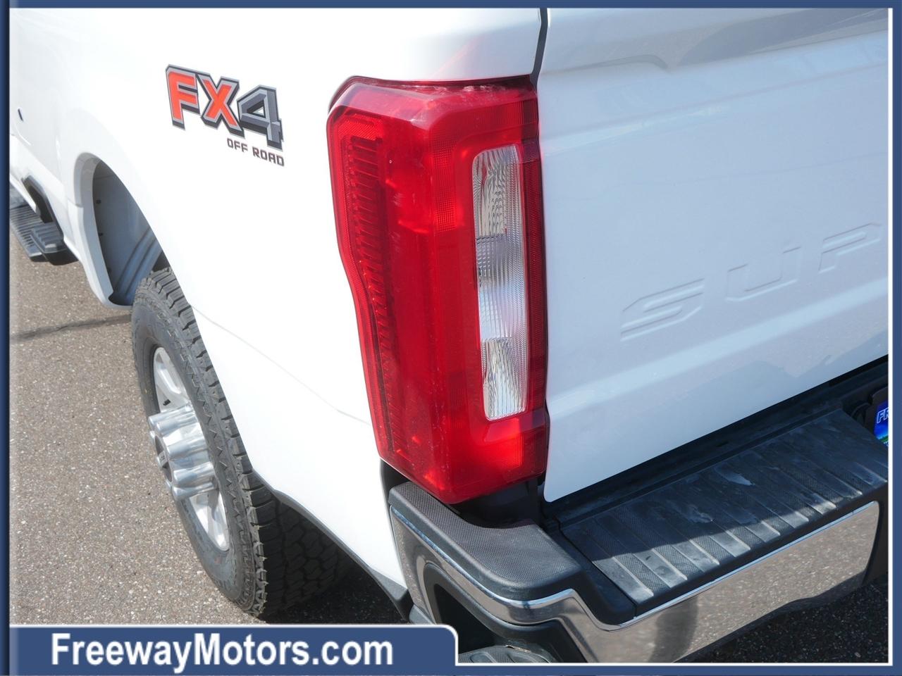 Ford Super Duty F-350 SRW XLT 4WD Crew Cab 8' Box 2024