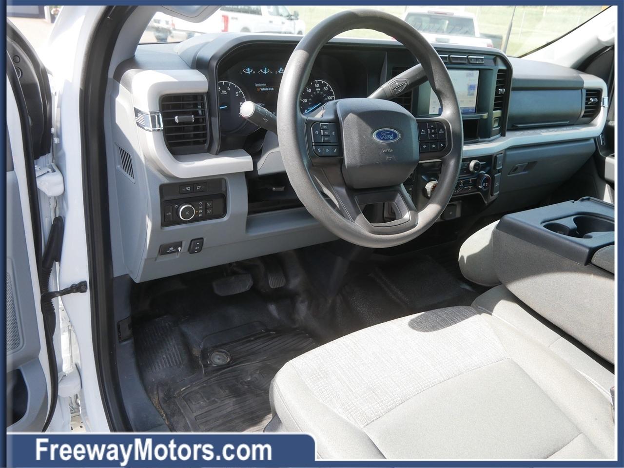 Ford Super Duty F-350 SRW XLT 4WD Crew Cab 8' Box 2024