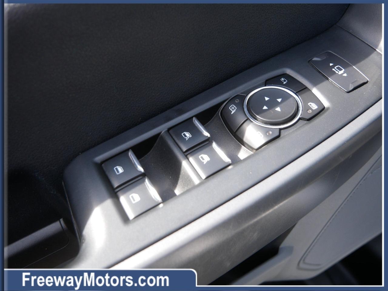Ford Super Duty F-350 SRW XLT 4WD Crew Cab 8' Box 2024
