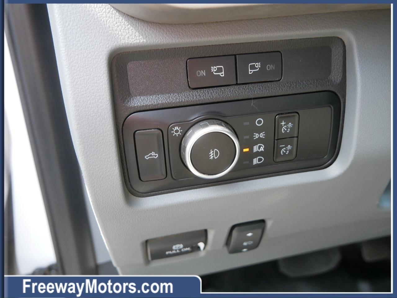 Ford Super Duty F-350 SRW XLT 4WD Crew Cab 8' Box 2024