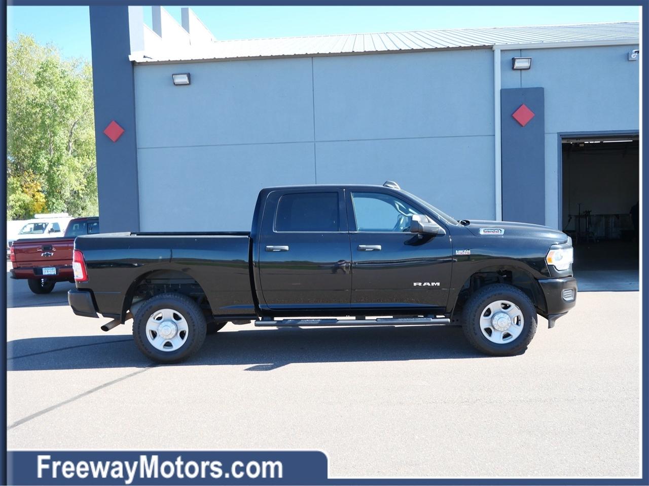 RAM 2500 Tradesman 4x4 Crew Cab 6'4" Box 2022