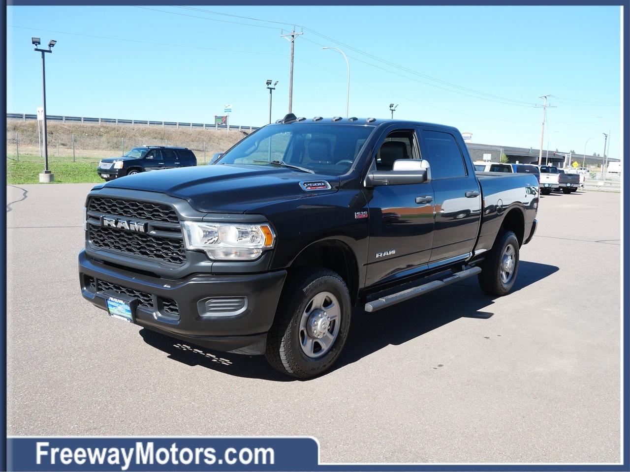 RAM 2500 Tradesman 4x4 Crew Cab 6'4" Box 2022