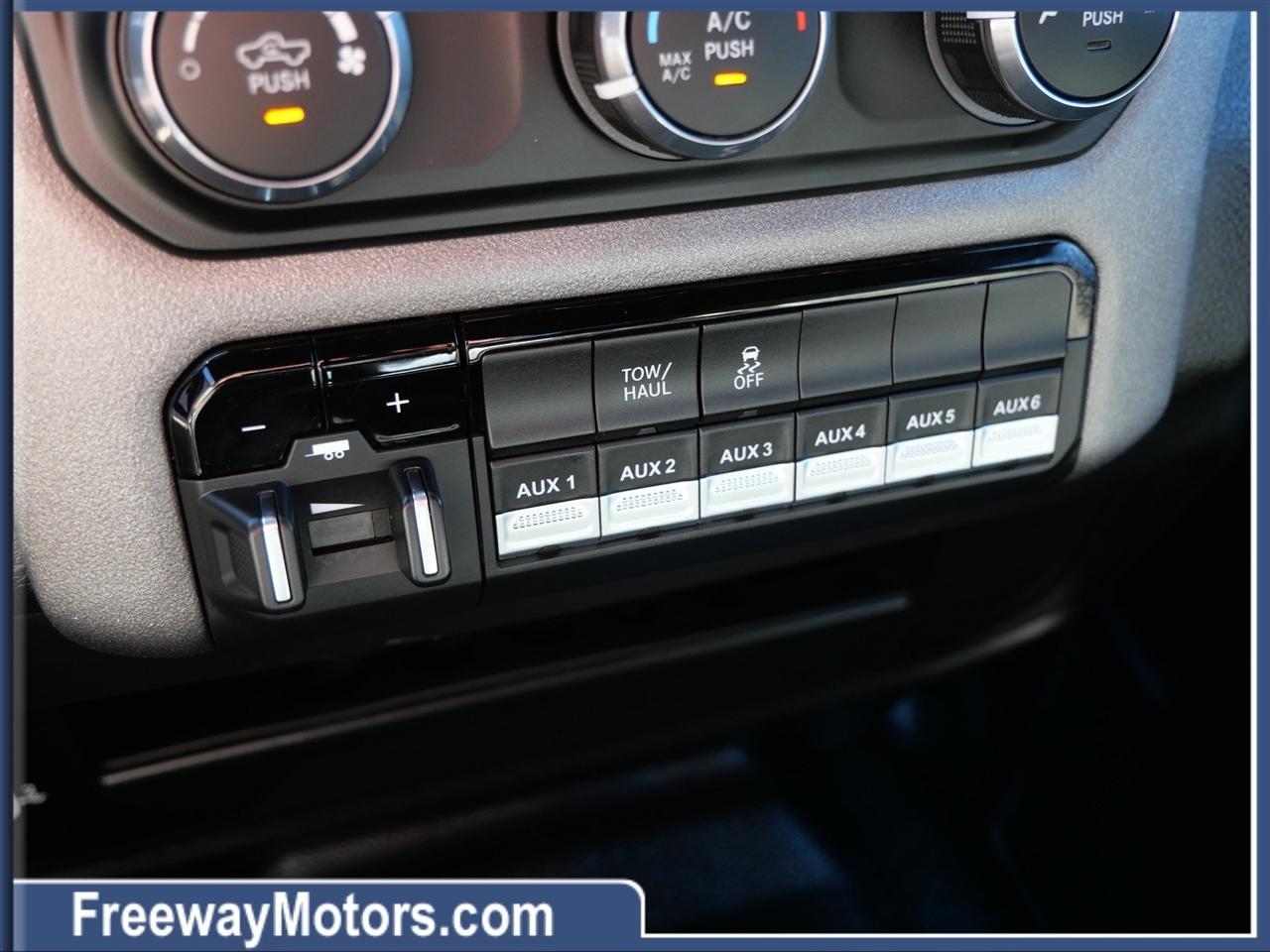 RAM 2500 Tradesman 4x4 Crew Cab 6'4" Box 2022