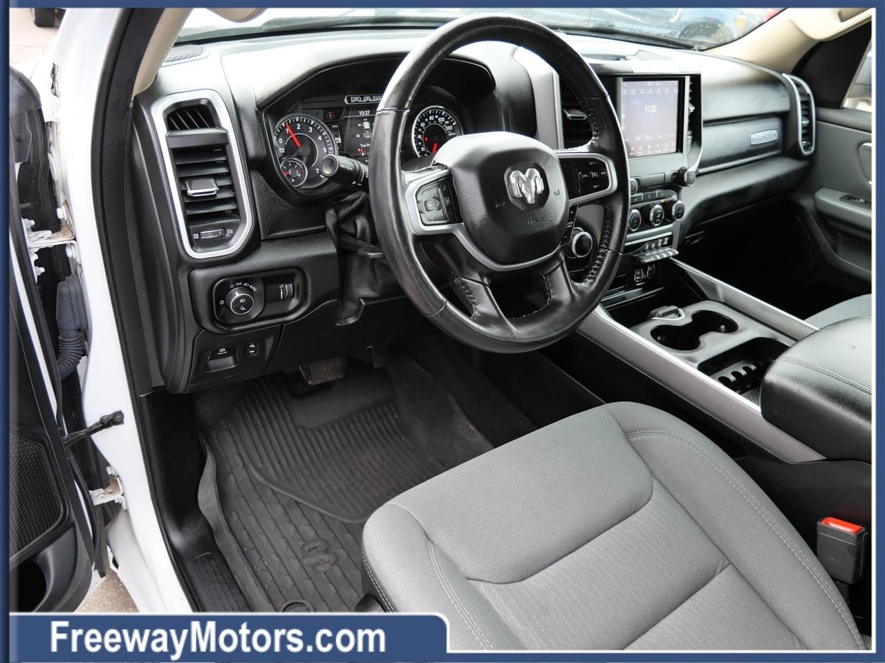 RAM 1500 Big Horn 4x4 Crew Cab 5'7" Box 2020