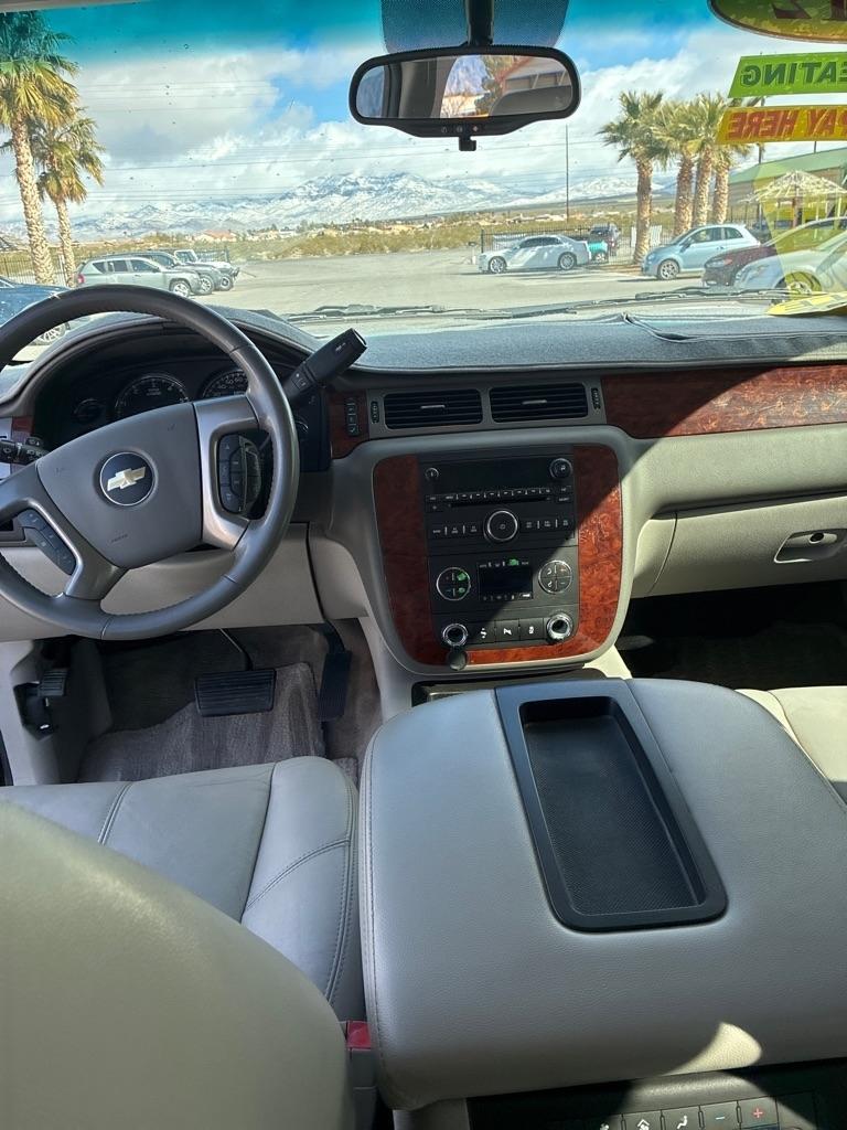 Chevrolet Suburban LT 1500 2WD 2012