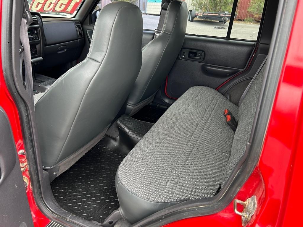 Jeep Cherokee Sport 4-Door 4WD 2000