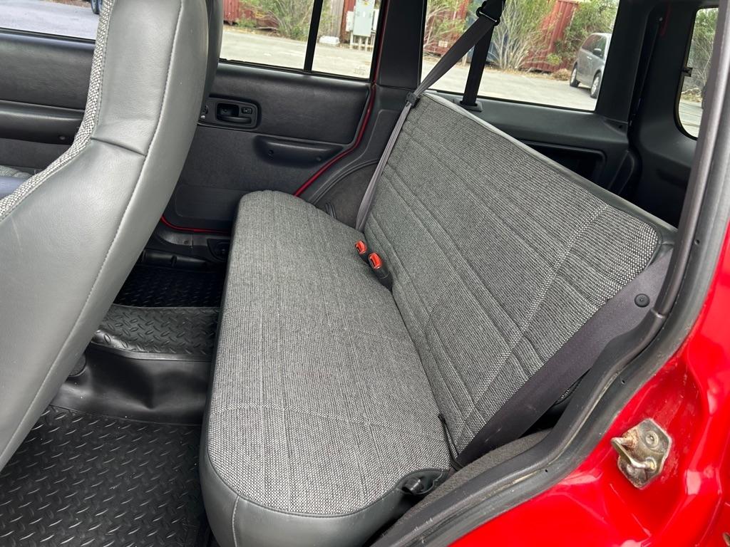 Jeep Cherokee Sport 4-Door 4WD 2000