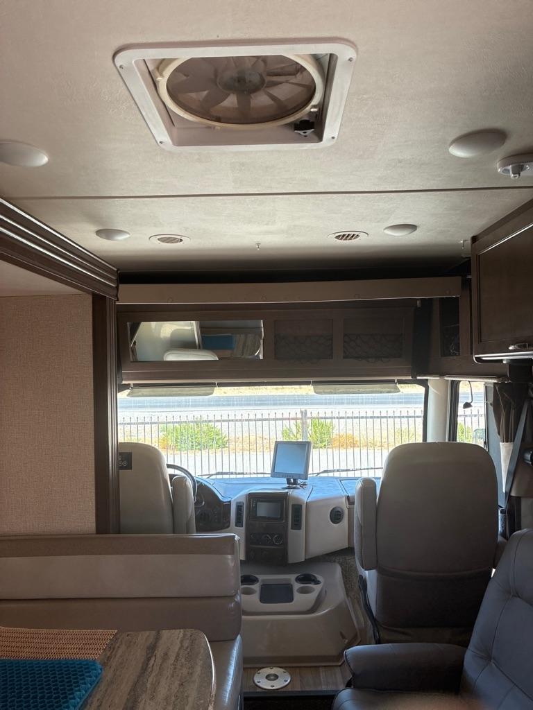 2017 Ford F-53 - Photo 16