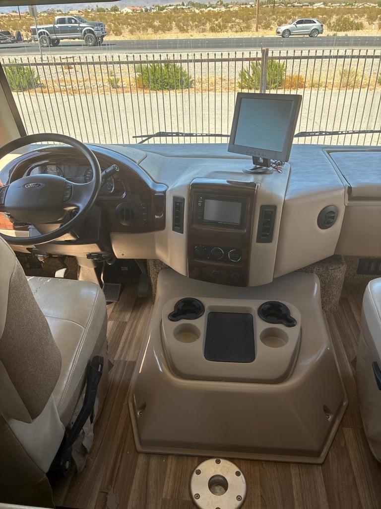 2017 Ford F-53 - Photo 18