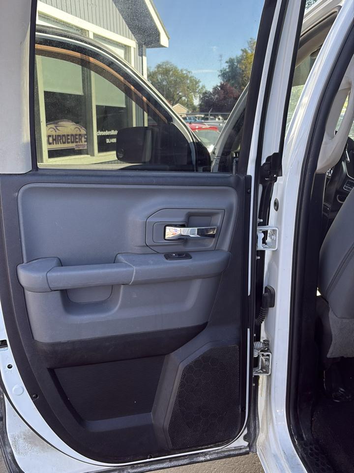 RAM 1500 2WD Quad Cab 140.5" SLT 2016