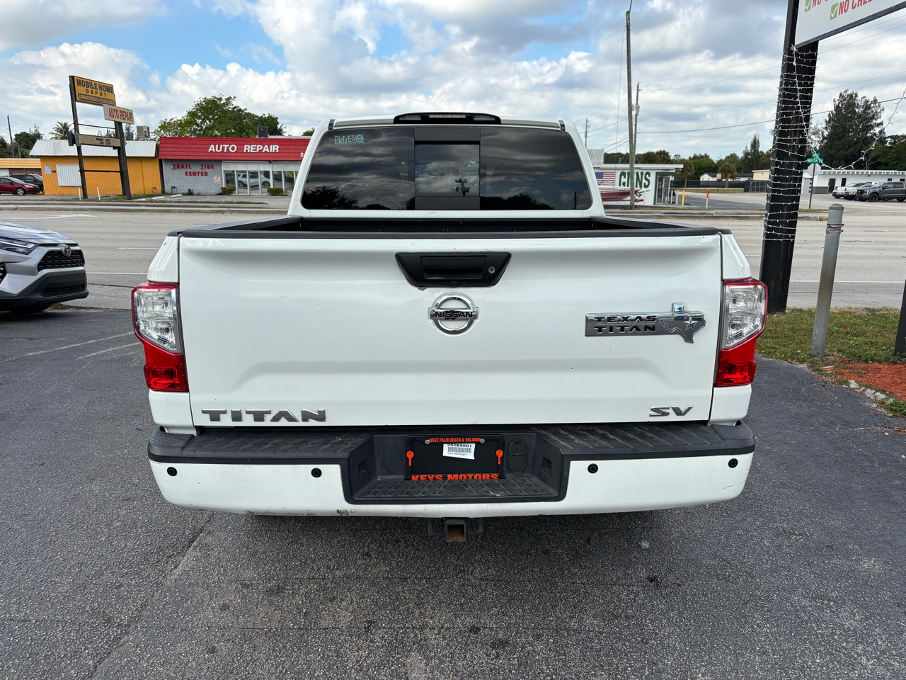 2017 Nissan Titan SV Crew Cab photo 2