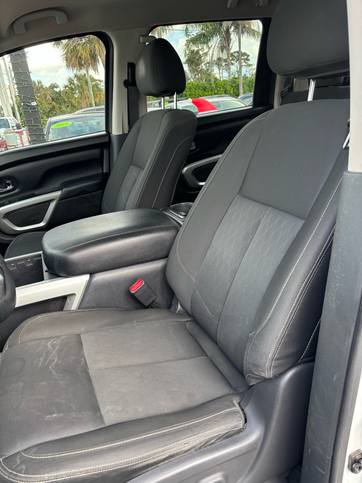 2017 Nissan Titan SV Crew Cab photo 4