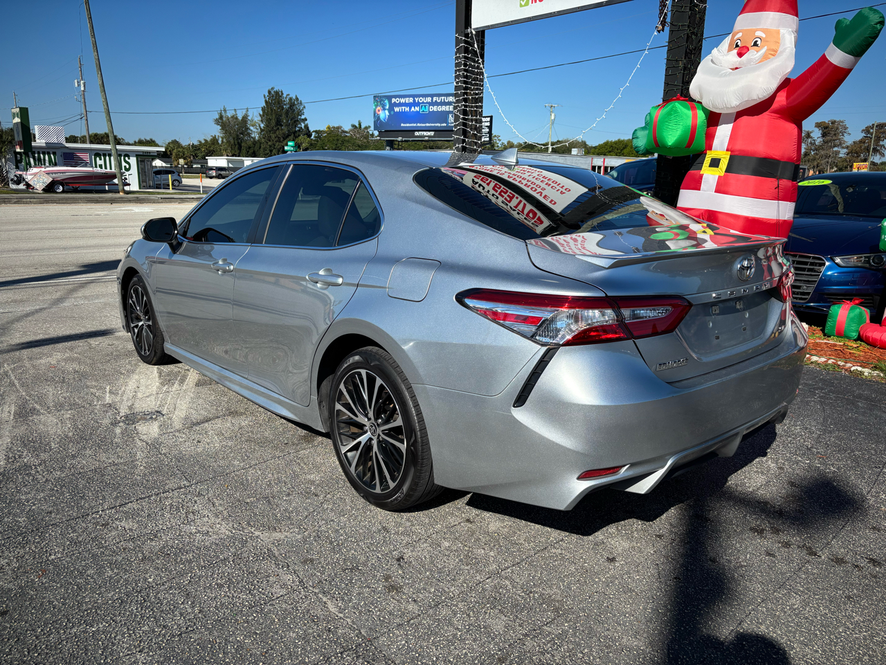 Toyota Camry SE 2020