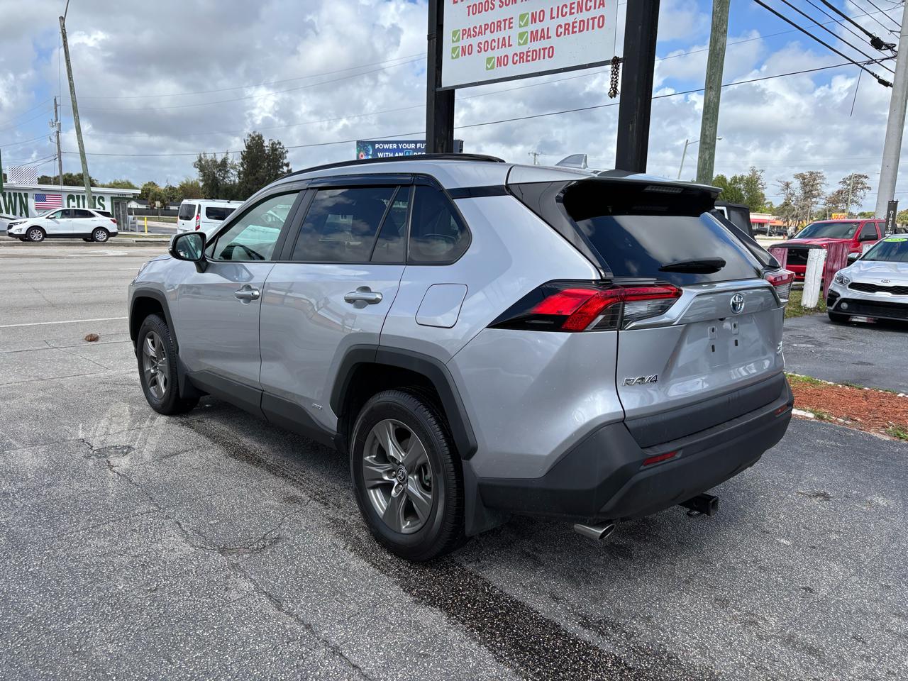 Toyota RAV4 Hybrid XLE 2024