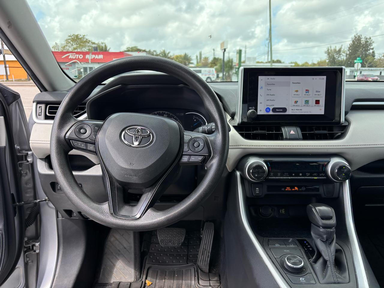 Toyota RAV4 Hybrid XLE 2024