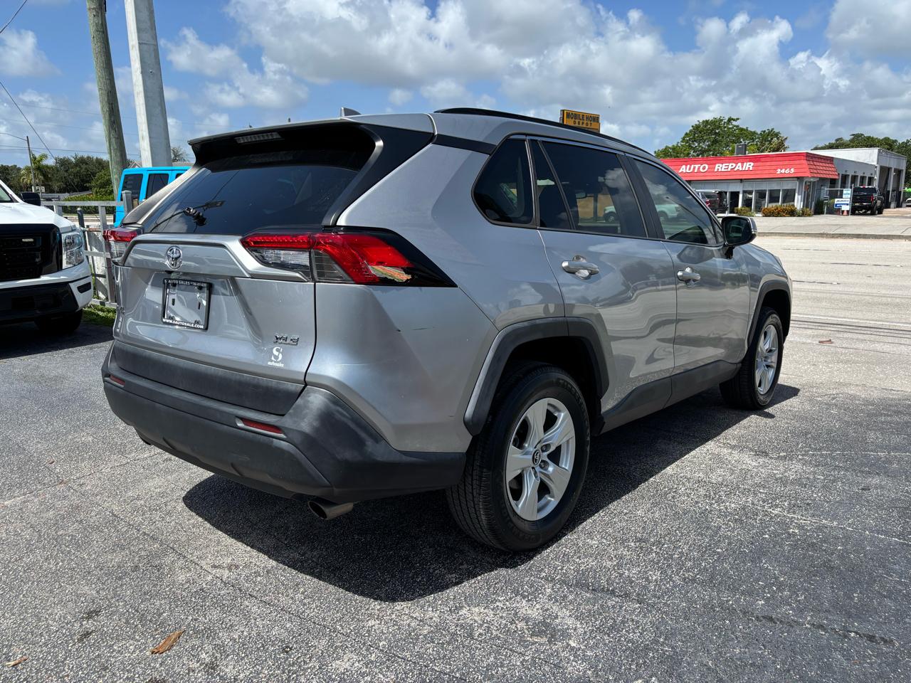 Toyota RAV4 XLE FWD (Natl) 2020