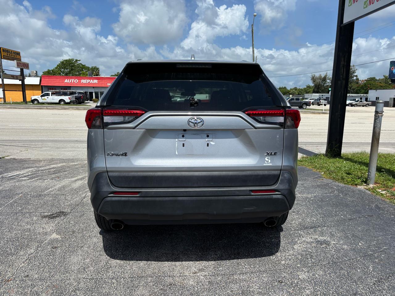 Toyota RAV4 XLE FWD (Natl) 2020
