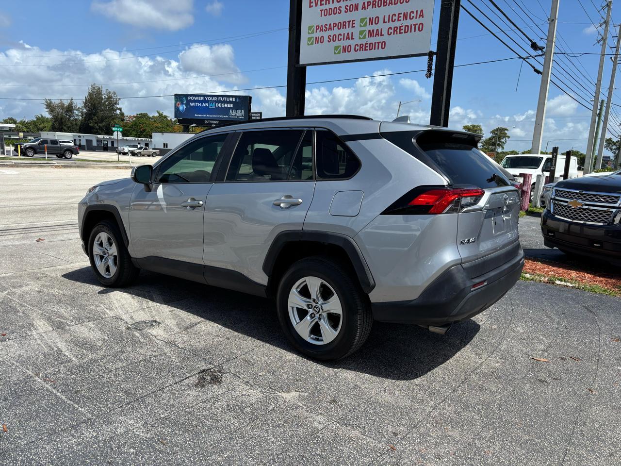 Toyota RAV4 XLE FWD (Natl) 2020