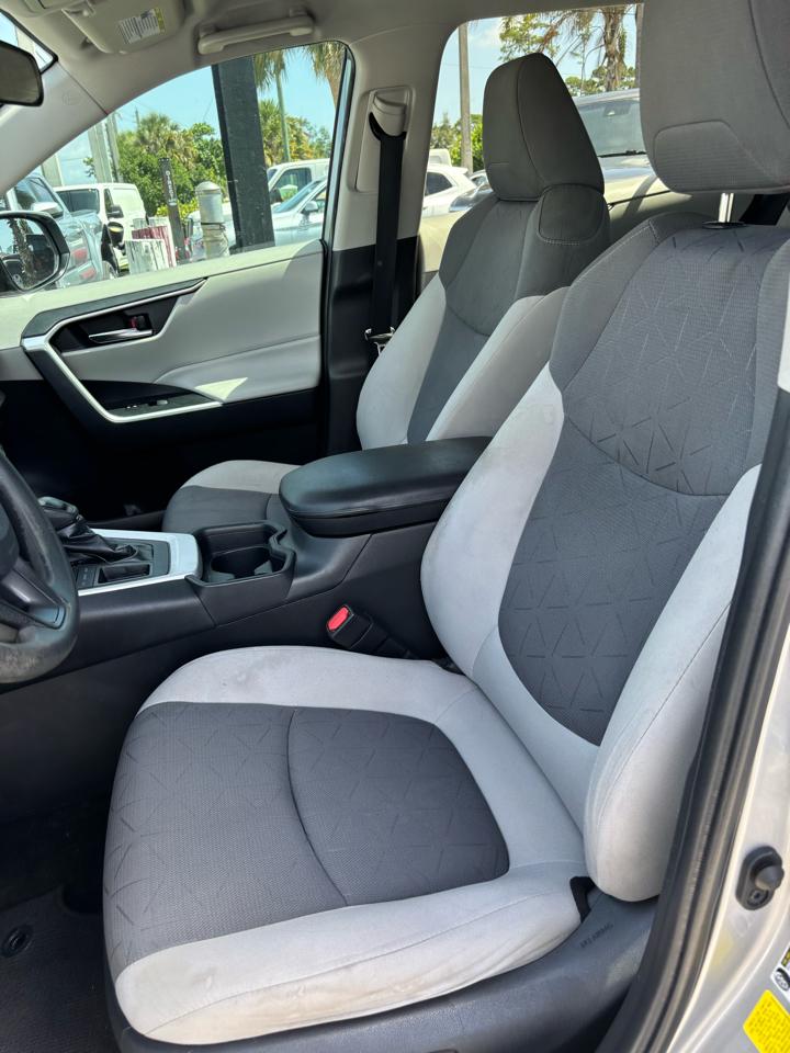 Toyota RAV4 XLE FWD (Natl) 2020