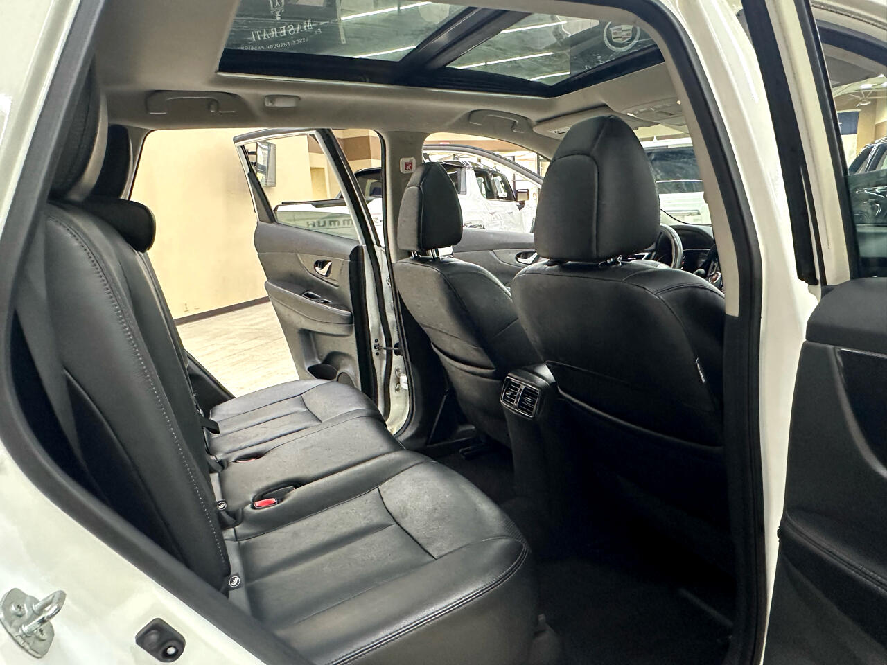 2016 Nissan Rogue SL photo 35