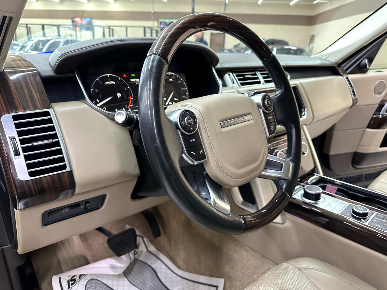 2014 Land Rover Range Rover SuperCharged HSE photo 17