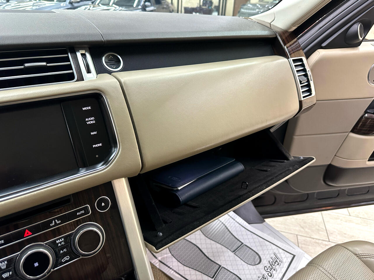 2014 Land Rover Range Rover SuperCharged HSE photo 28
