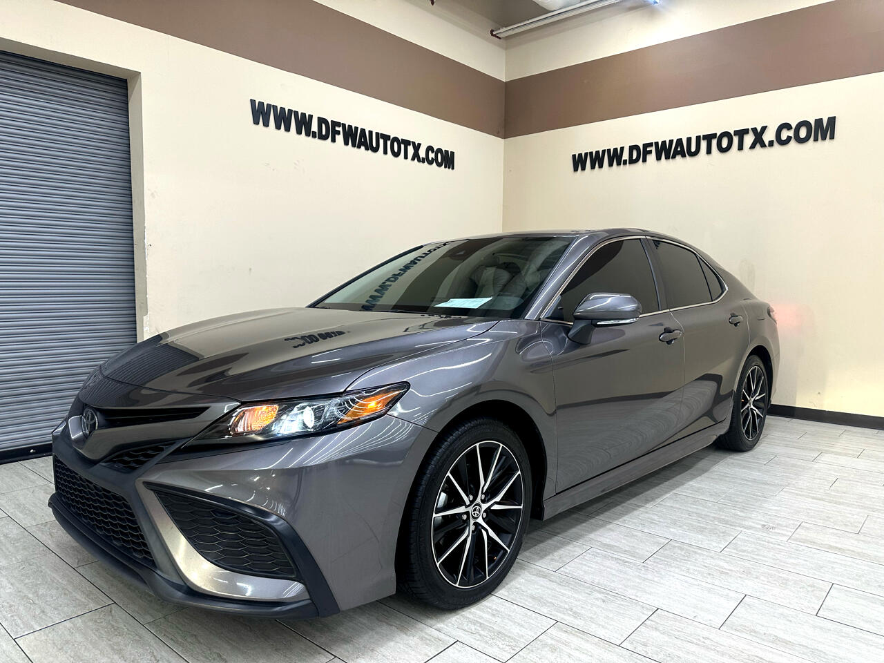 2023 Toyota Camry SE photo 2