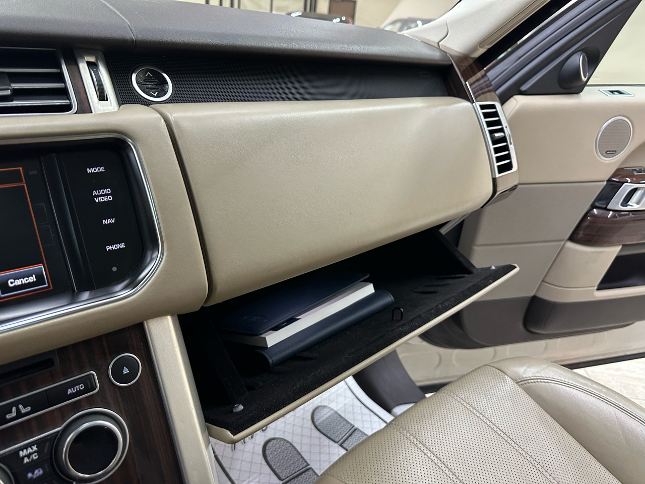 Land Rover Range Rover 3.0L V6 Supercharged HSE 2014 Land Rover Range Rover 3.0L V6 Supercharged HSE 2014