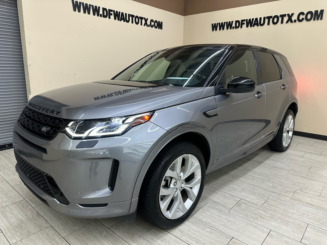 2020 Land Rover Discovery Sport SE photo 2