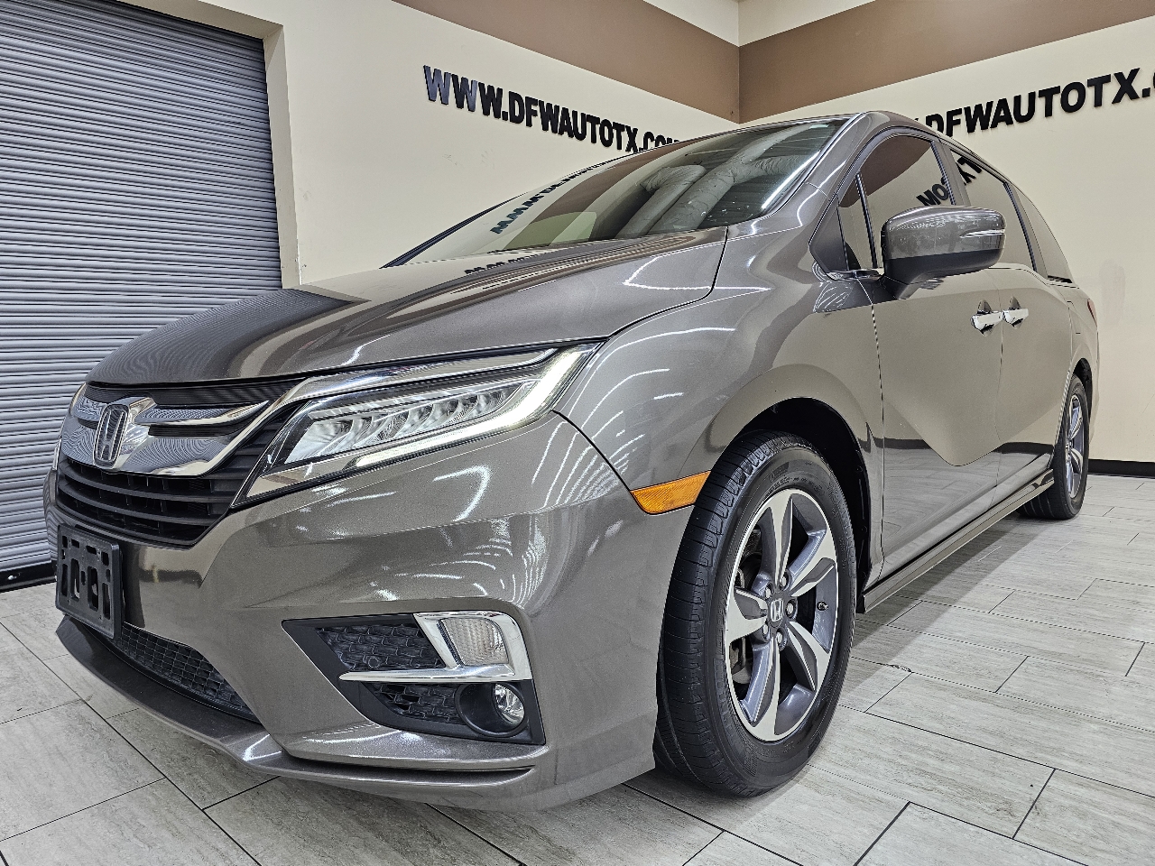 2018 Honda Odyssey Touring photo 2