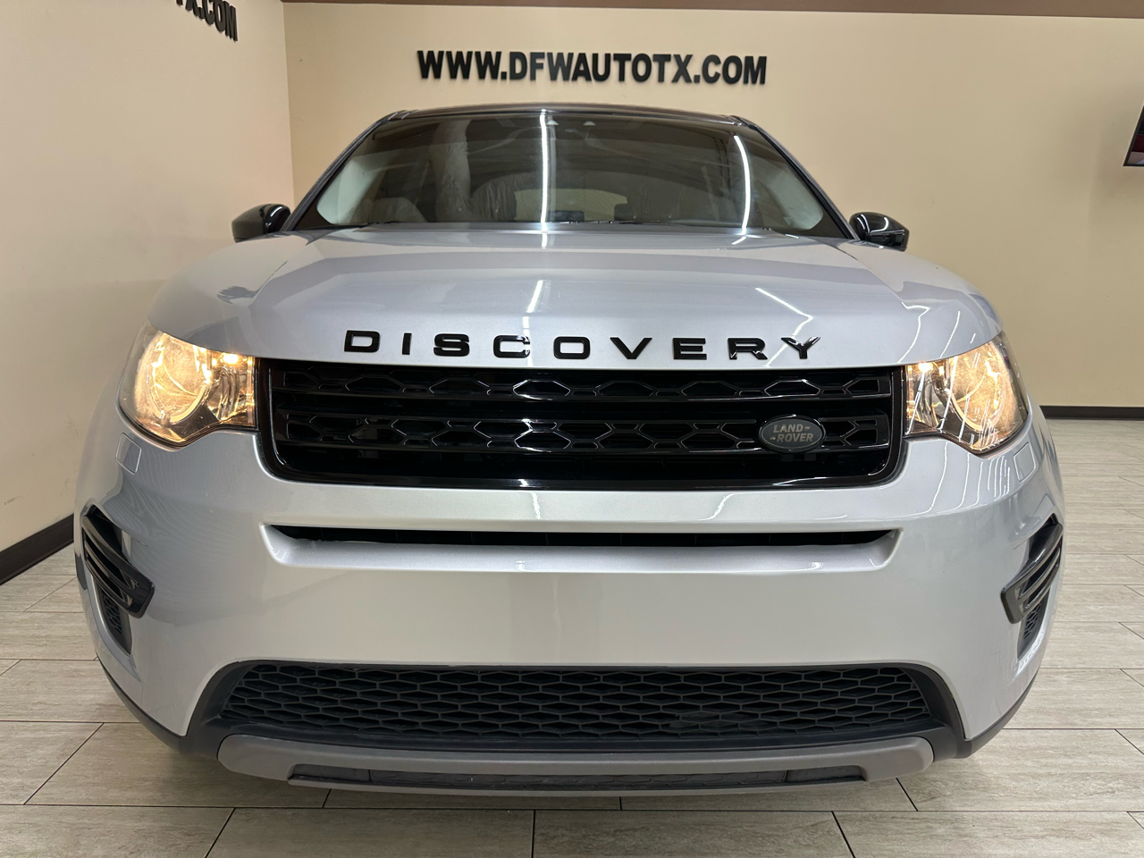 2019 Land Rover Discovery Sport SE photo 2