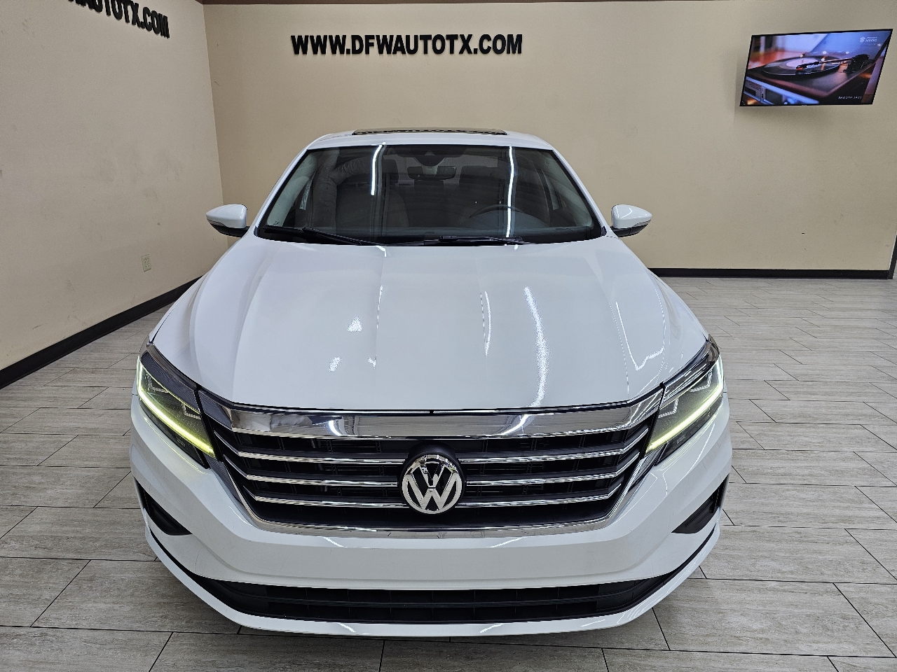 2021 Volkswagen Passat SE photo 3