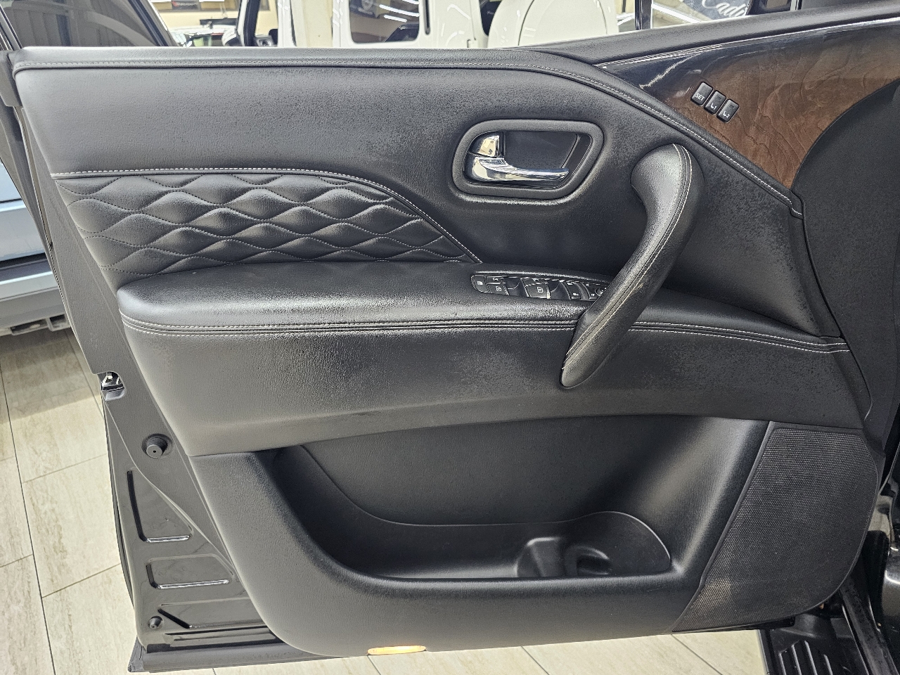 Infiniti QX80 LUXE 2019