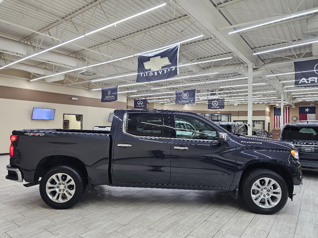 Chevrolet Silverado 1500 LTZ Crew Cab 4WD 2023