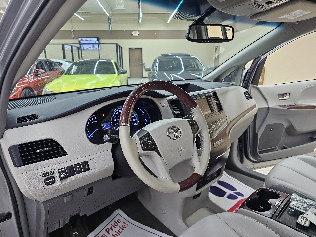 Toyota Sienna XLE FWD 8-Passenger V6 2014