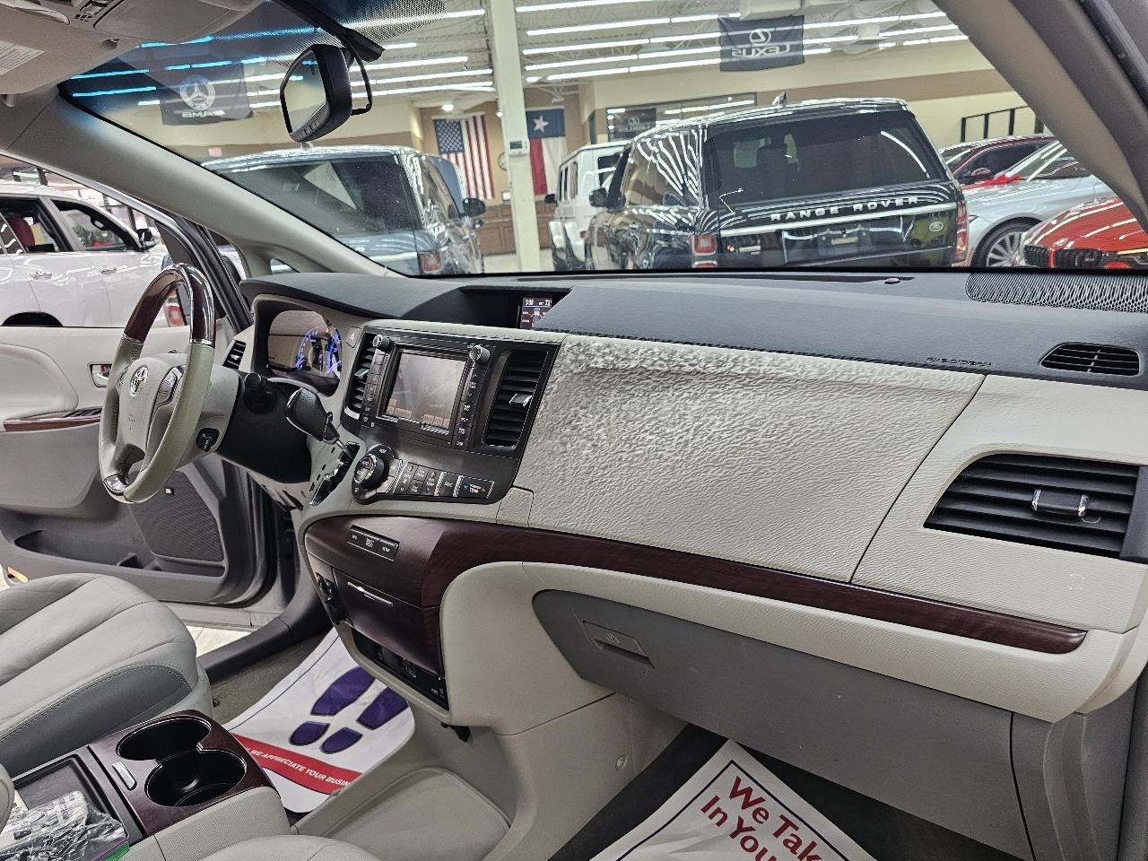 Toyota Sienna XLE FWD 8-Passenger V6 2014