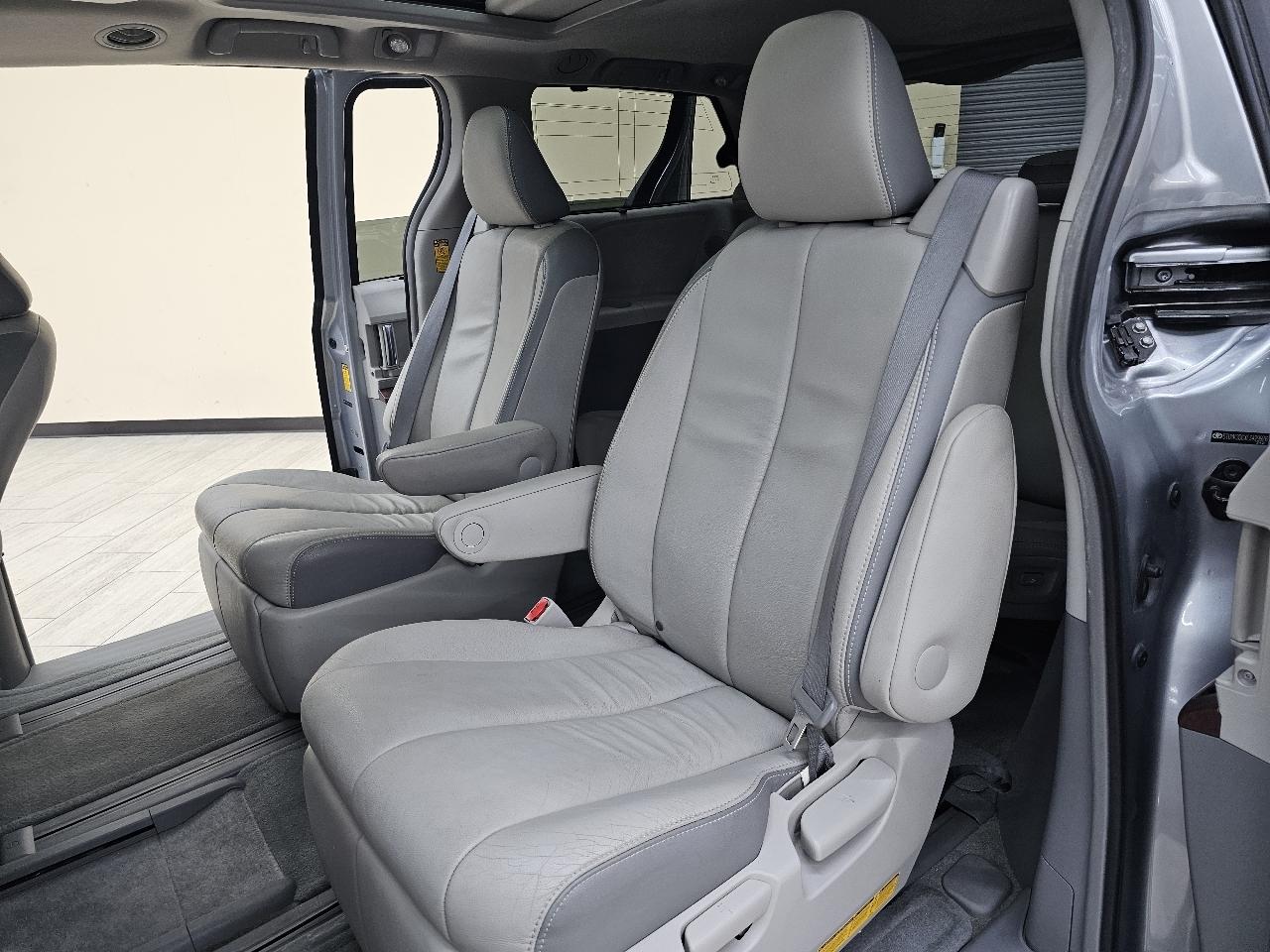 Toyota Sienna XLE FWD 8-Passenger V6 2014