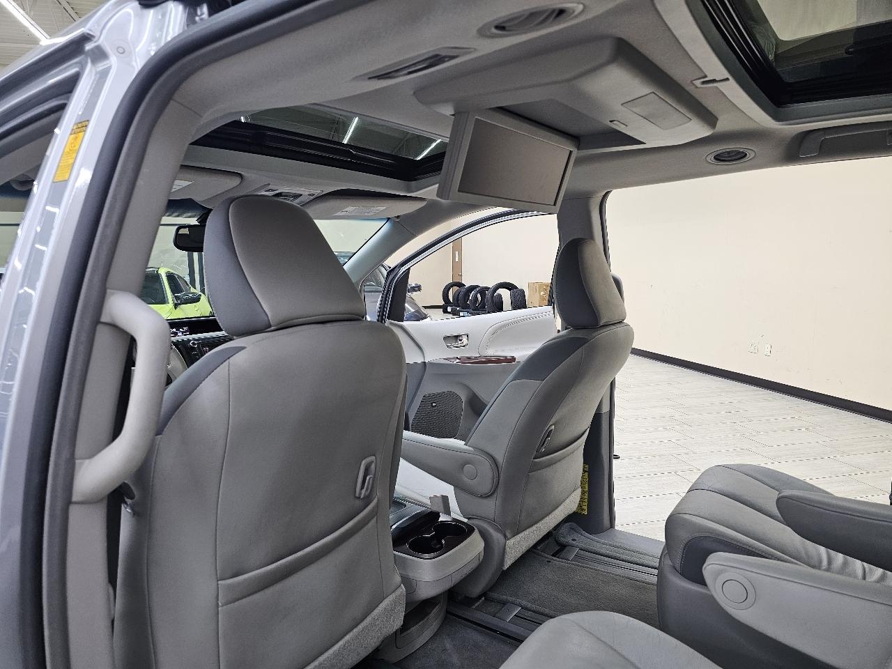 Toyota Sienna XLE FWD 8-Passenger V6 2014