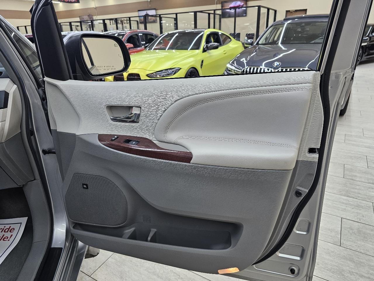 Toyota Sienna XLE FWD 8-Passenger V6 2014