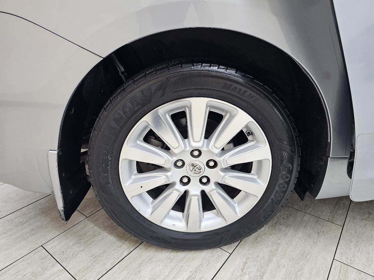 Toyota Sienna XLE FWD 8-Passenger V6 2014