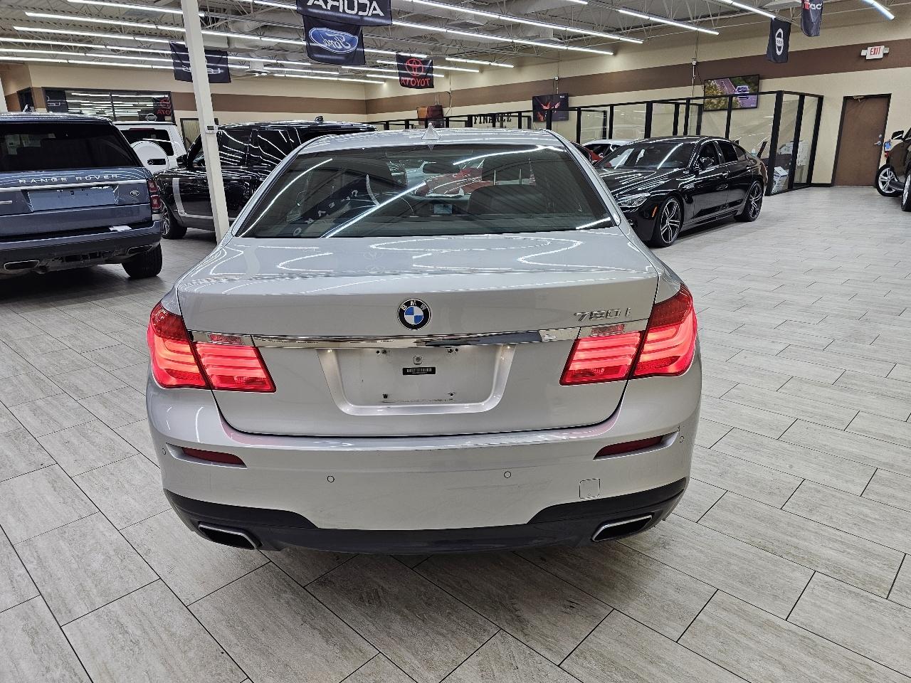 BMW 7-Series 750i xDrive Sedan 2012