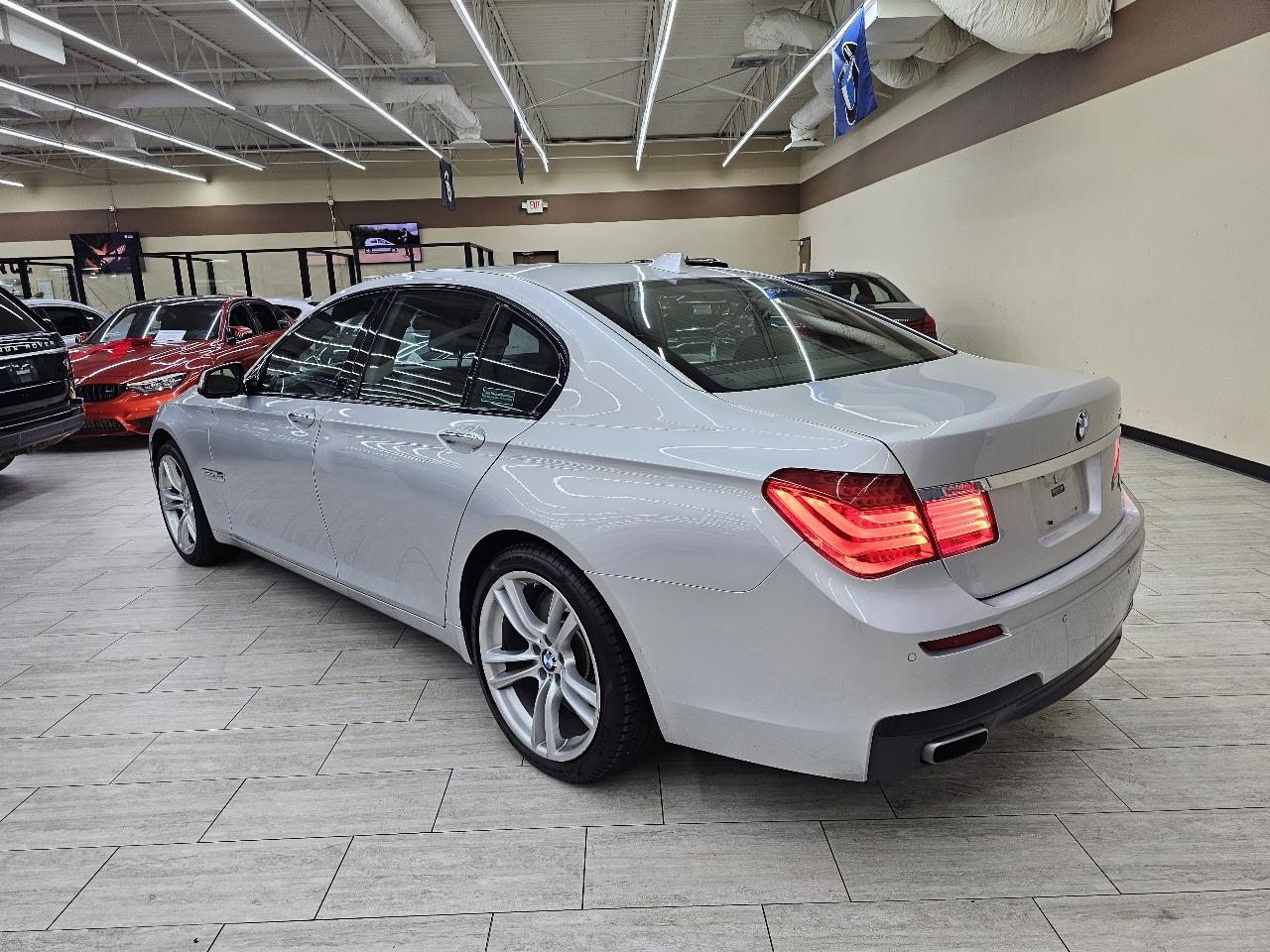 BMW 7-Series 750i xDrive Sedan 2012