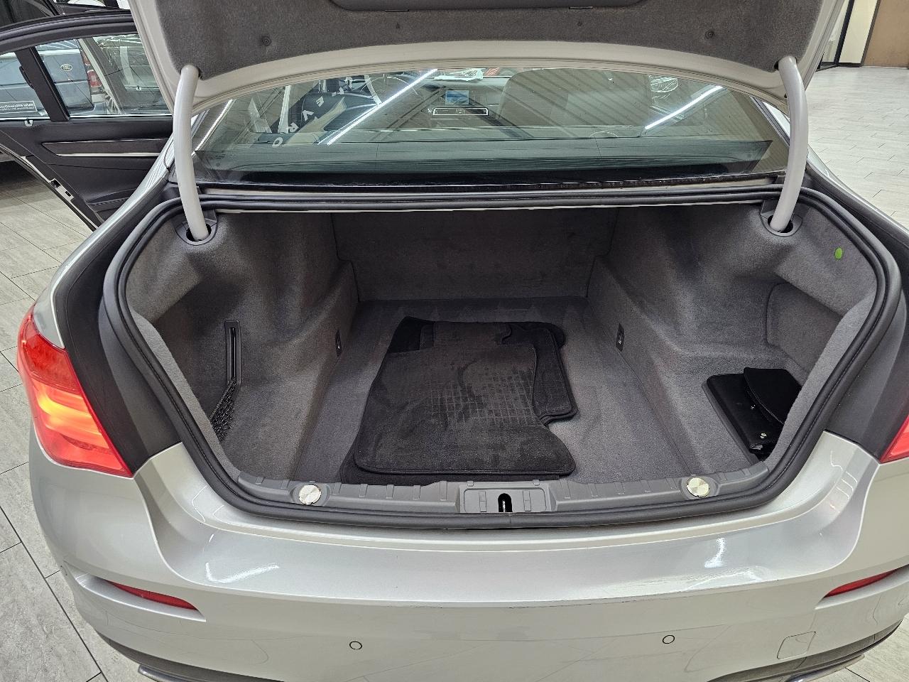 BMW 7-Series 750i xDrive Sedan 2012