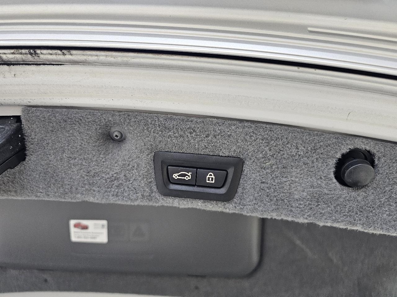 BMW 7-Series 750i xDrive Sedan 2012