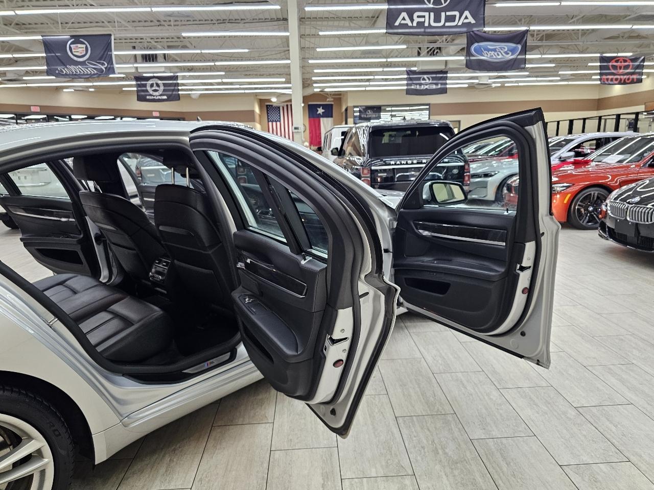 BMW 7-Series 750i xDrive Sedan 2012